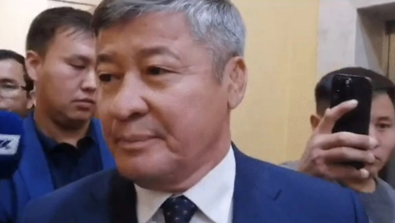 Дәулет Тұрлыхановтың тағы бір ұлы қызды көшеде сабады