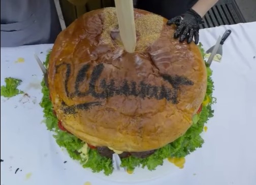 ​«STREET FOOD FEST»: Шымкентте ең үлкен гамбургер әзірленіп, рекорд орнатылды