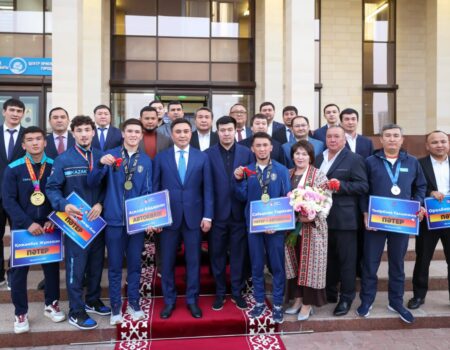 ШЫМКЕНТ ҚАЛАСЫНЫҢ ӘКІМІ ӘЛЕМ ЖӘНЕ АЗИЯ ЧЕМПИОНДАРЫМЕН КЕЗДЕСТІ
