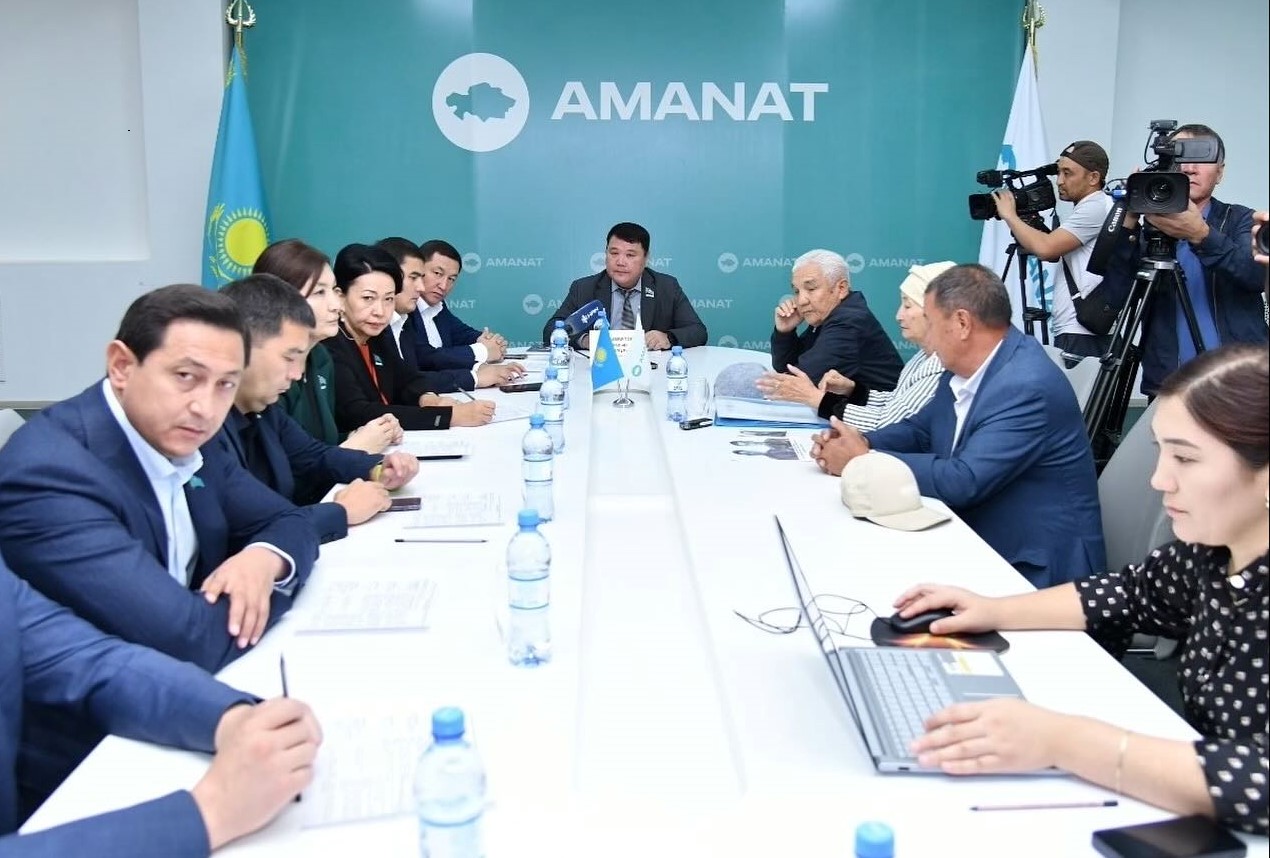 «AMANAT» ПАРТИЯСЫ: ҚАЛА ТҰРҒЫНДАРЫ МӘСЛИХАТ ТӨРАҒАСЫНАН КӨМЕК СҰРАП КЕЛДІ