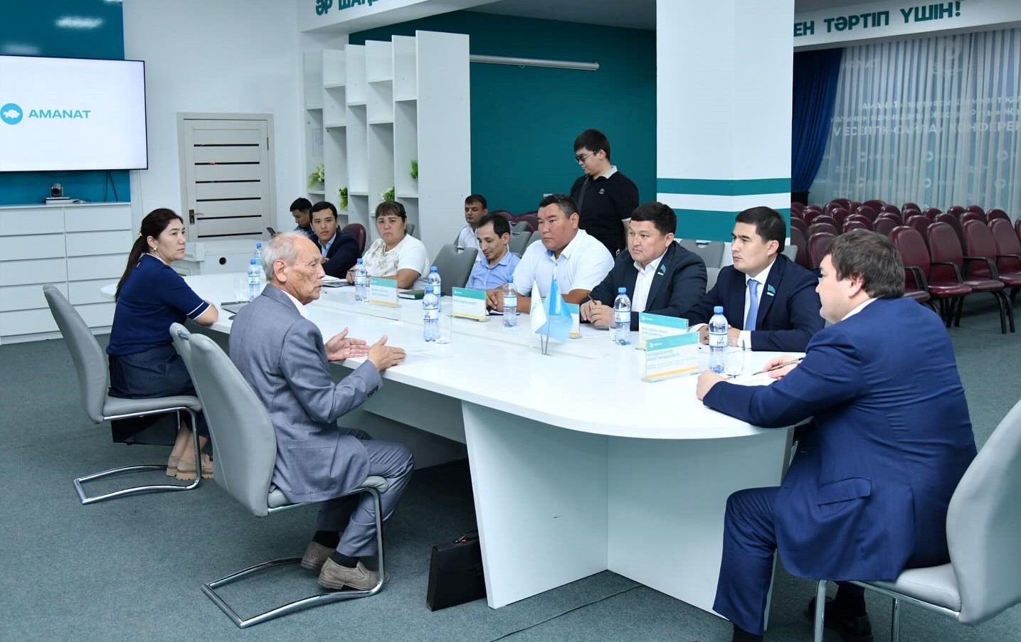 «AMANAT» ПАРТИЯСЫ: ТӨРАҒА АЗАМАТТАРДЫ ЖЕКЕ МӘСЕЛЕЛЕРІМЕН ҚАБЫЛДАДЫ