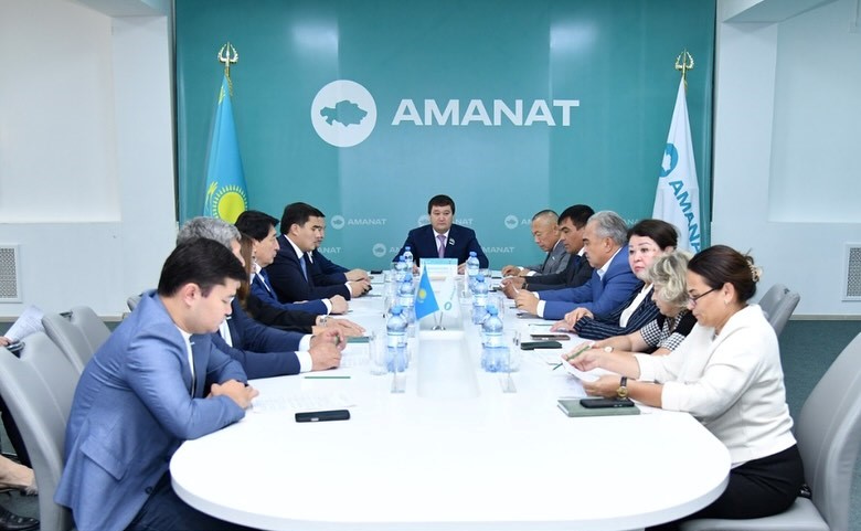 «AMANAT» ПАРТИЯСЫ: АУДАН ӘКІМДЕРІ ПАРТИЯ АЛДЫНДА ЕСЕП БЕРДІ