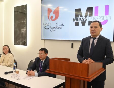 «Мирас» университетінің жастары Жаңа Конституция жобасына қолдау білдірді