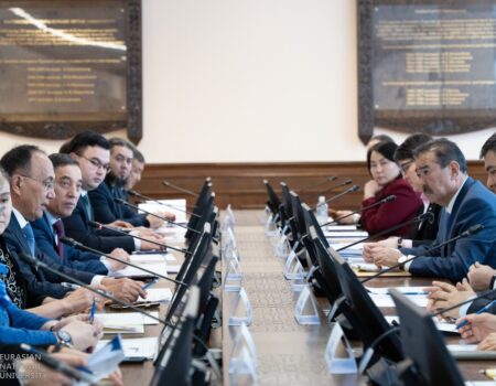 ЕҰУ-да Қазақстан Республикасының Жаңа Конституциясы жобасының негізгі тұжырымдары талқыланды