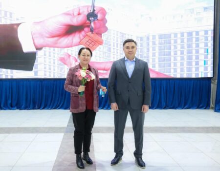 Шымкентте әлеуметтік санаттағы азаматтарға жаңа пәтерлердің кілті табысталды