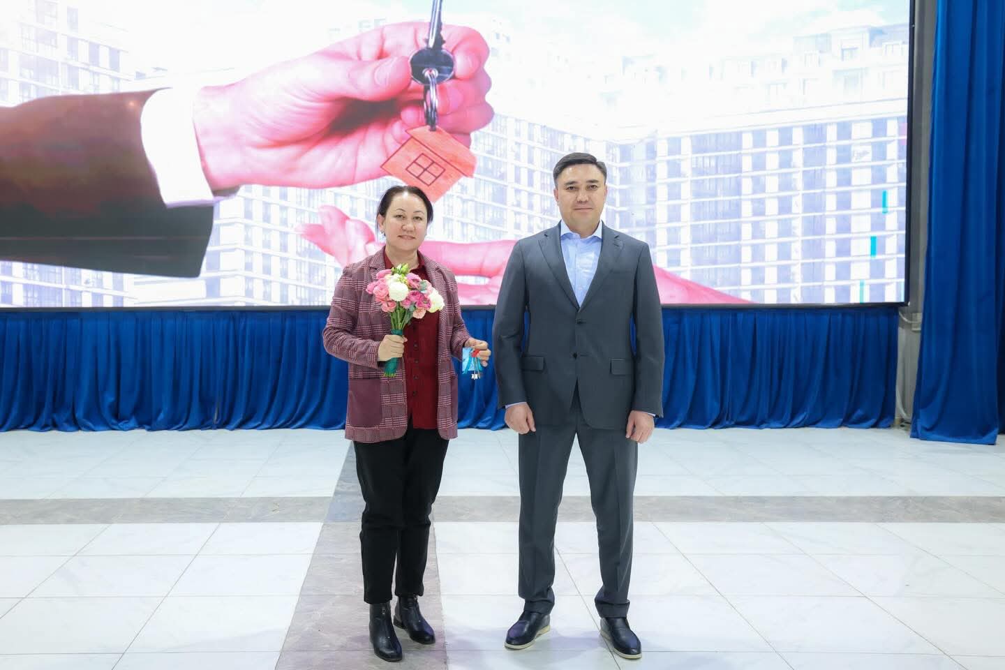 Шымкентте әлеуметтік санаттағы азаматтарға жаңа пәтерлердің кілті табысталды