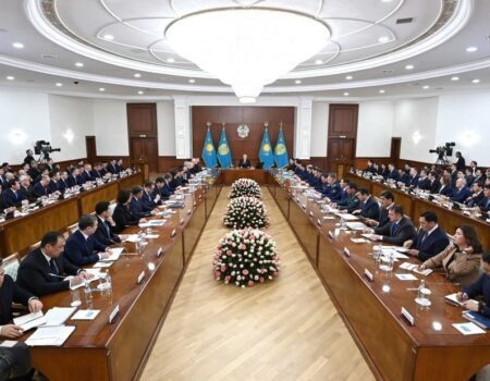 ҚАЗАҚСТАН ЖАҢА КОНСТИТУЦИЯҒА ҚАДАМ БАСТЫ: ӨТПЕЛІ КЕЗЕҢДЕГІ ЕЛДІҢ САЯСИ БАҒЫТЫ АЙҚЫНДАЛДЫ
