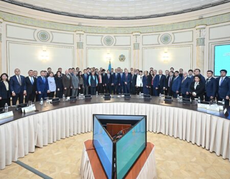 МӘУЛЕН ӘШІМБАЕВ АЛМАТЫ ҚАЛАСЫНЫҢ БЕЛСЕНДІ АЗАМАТТАРЫМЕН ЖАҢА КОНСТИТУЦИЯ ЖОБАСЫНЫҢ НЕГІЗГІ МӘНІН ТАЛҚЫЛАДЫ