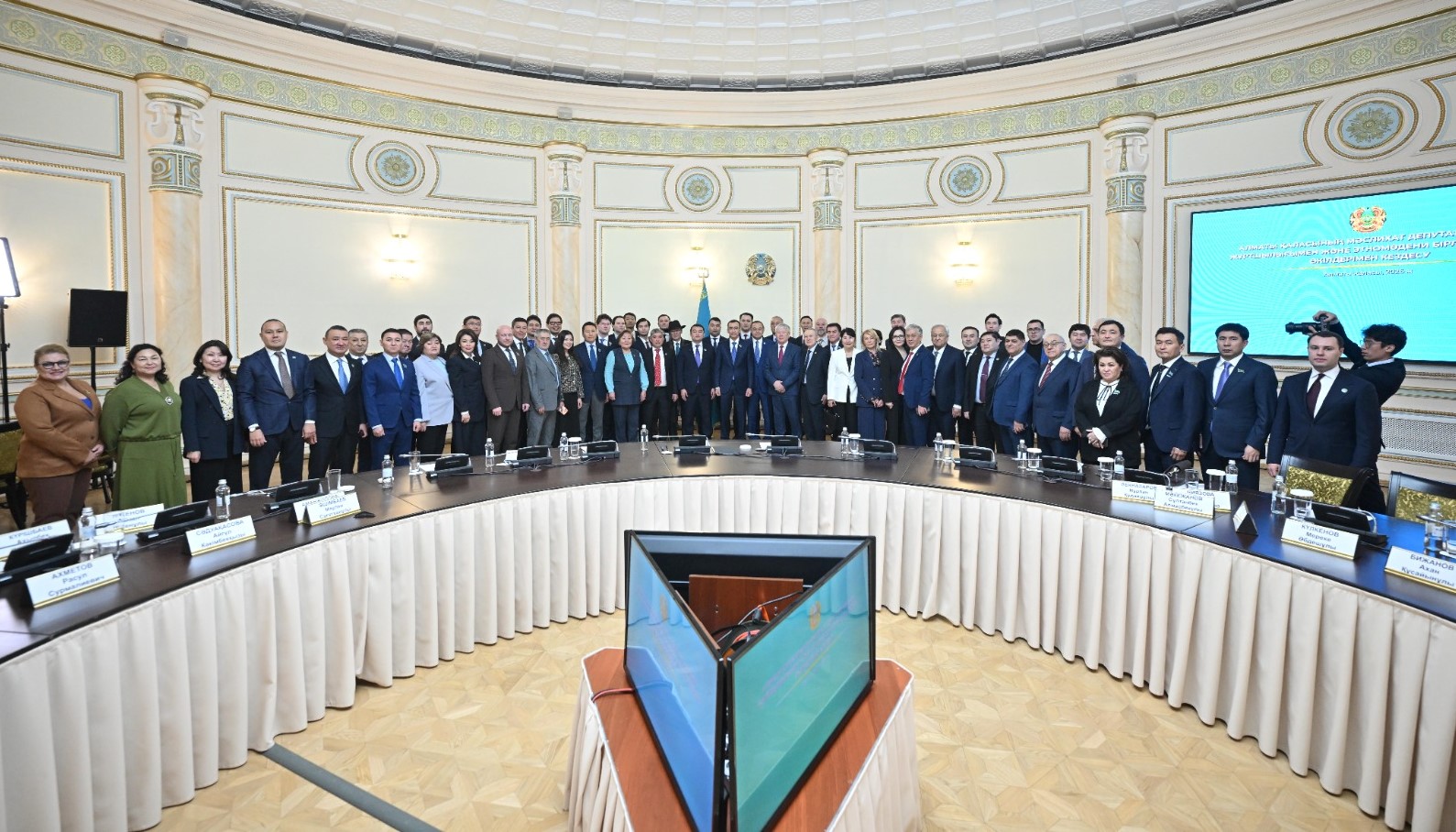 МӘУЛЕН ӘШІМБАЕВ АЛМАТЫ ҚАЛАСЫНЫҢ БЕЛСЕНДІ АЗАМАТТАРЫМЕН ЖАҢА КОНСТИТУЦИЯ ЖОБАСЫНЫҢ НЕГІЗГІ МӘНІН ТАЛҚЫЛАДЫ