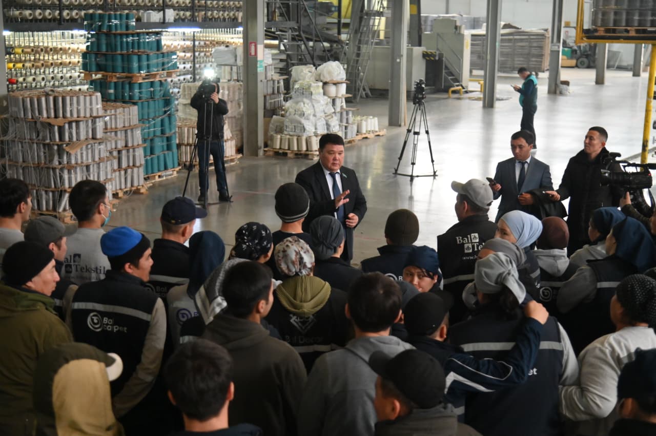 Шымкентте қала мәслихатының төрағасы өндіріс жұмысшыларымен кездесті