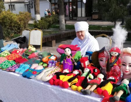 Верность традициям и выбор будущего: шымкентские ремесленники развернули выставку на Арбате