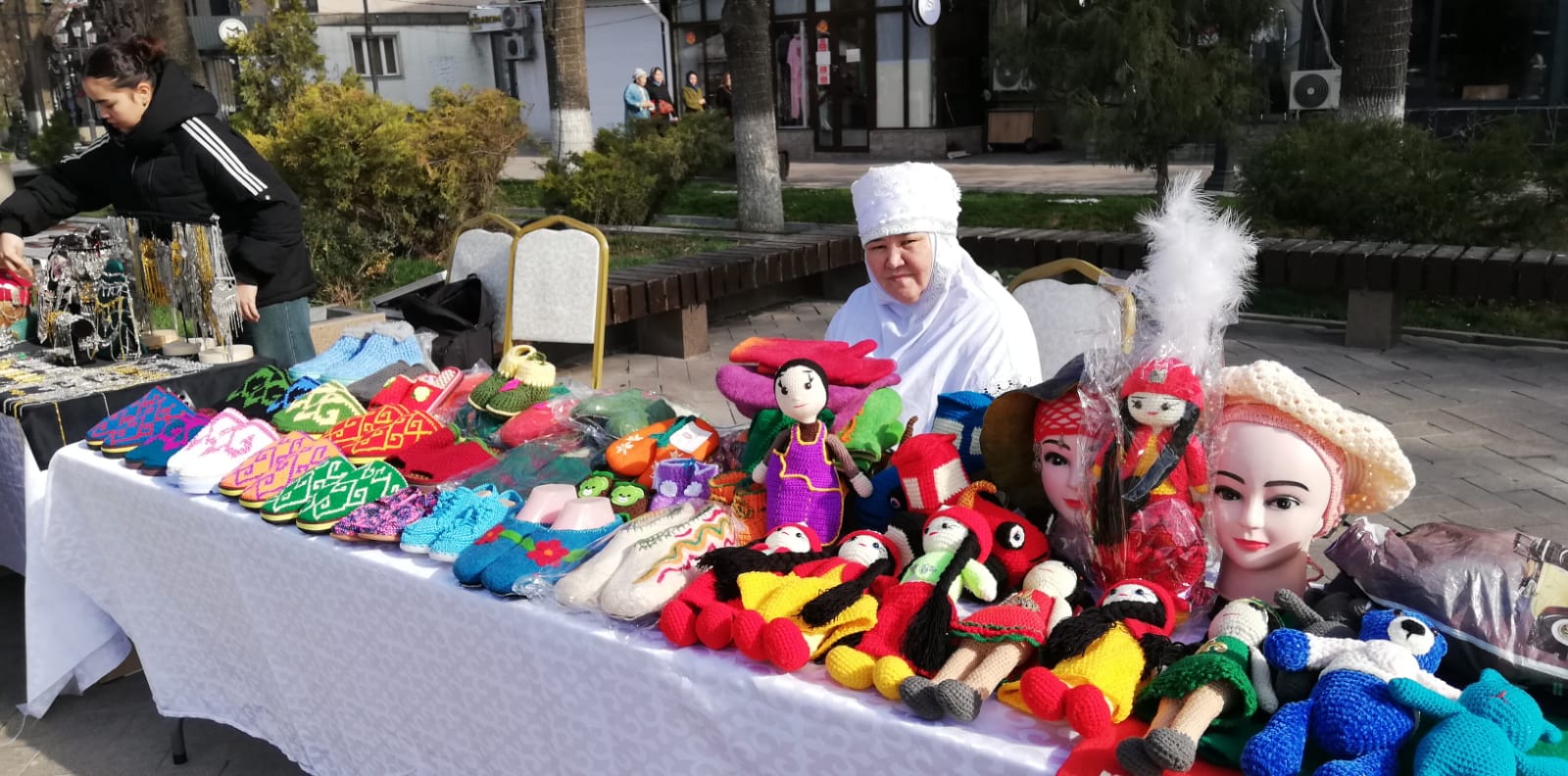 Верность традициям и выбор будущего: шымкентские ремесленники развернули выставку на Арбате