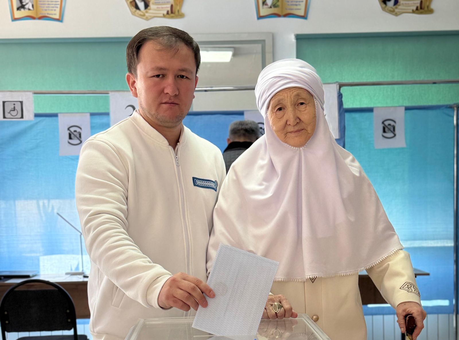 БЕЛГІЛІ АЙТЫСКЕР АҚЫН РЕФЕРЕНДУМ УЧАСКЕСІНЕ ОТБАСЫМЕН КЕЛДІ