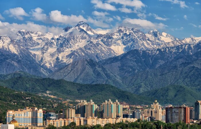 Connor исследует Казахстан: от Алматы до Чарынского каньона в рамках международного автотура