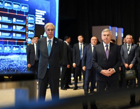 Президенты Казахстана и Узбекистана посетили хакатон по искусственному интеллекту
