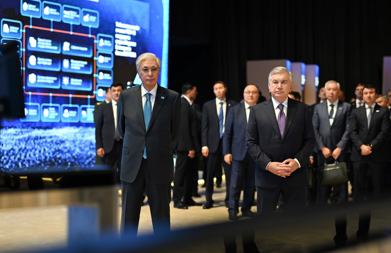 Президенты Казахстана и Узбекистана посетили хакатон по искусственному интеллекту